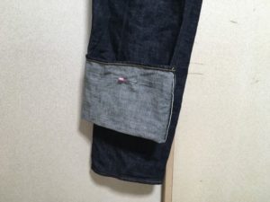 ジーンズの裾を安全ピンで止める
